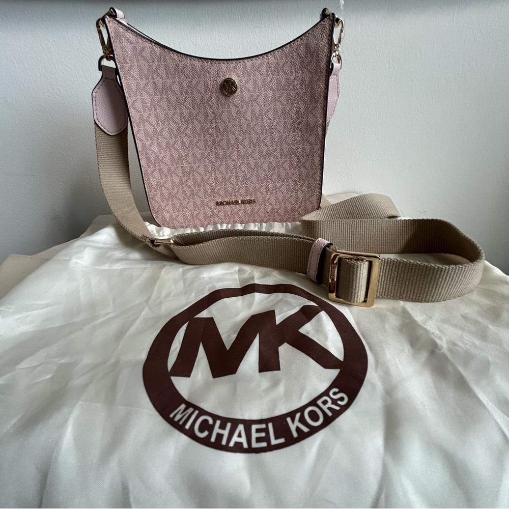 Women’s NWOT Michael Kors Blush and Beige Crossbody Bag Signature Print